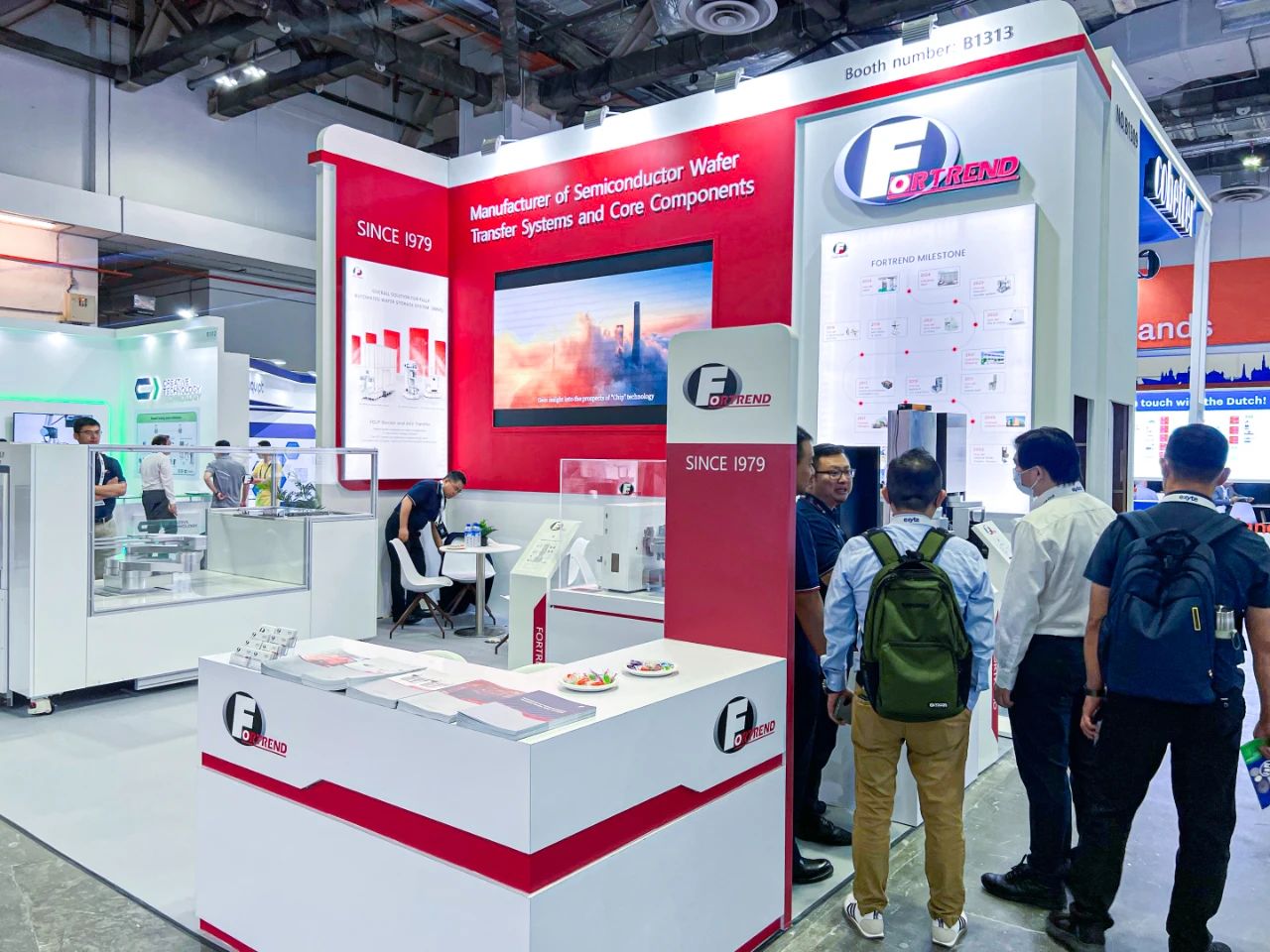 富创得展会现场.jpg